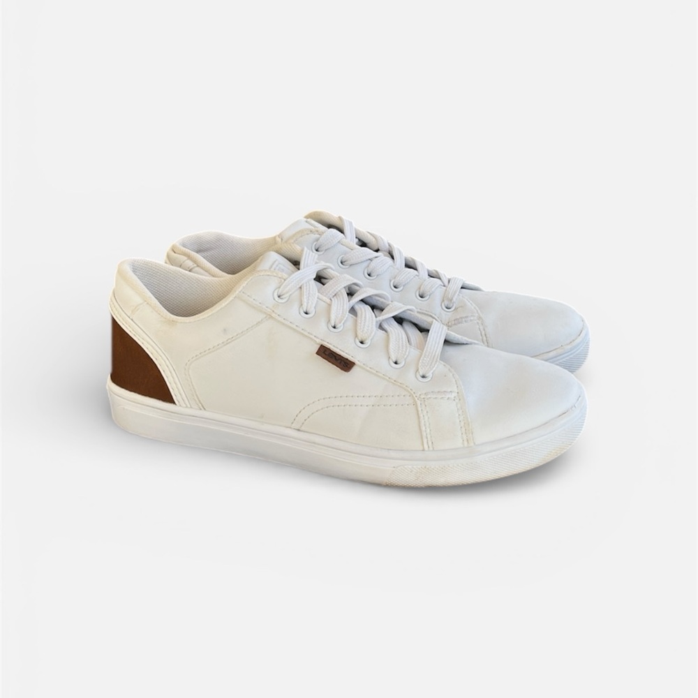 Levi’s Youth Sneaker in White Size 6; EU 38 1/2